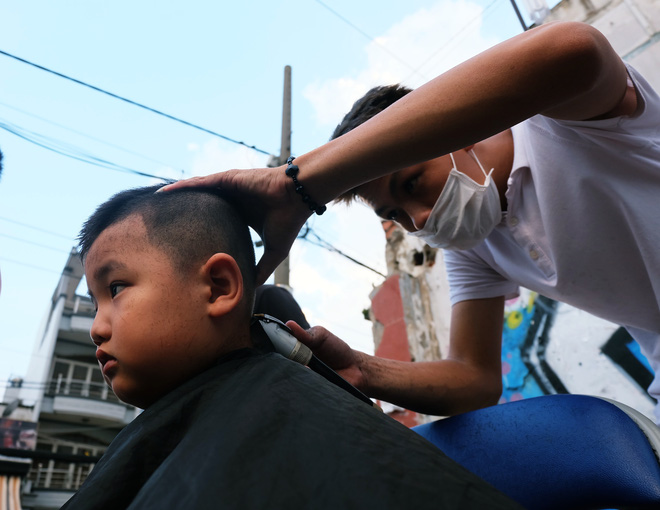 Chất như người Sài Gòn: Đem đồ nghề ra bãi đất hoang cắt tóc miễn phí cho người lao động - Ảnh 6.