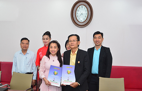 Bà Nguyễn Thị Minh Tâm CTHĐQT - TGĐ Việt Sin Fast Food ký kết hợp tác cùng ông Võ Thành Nhơn, CTHĐQT - TGĐ GreenVina.