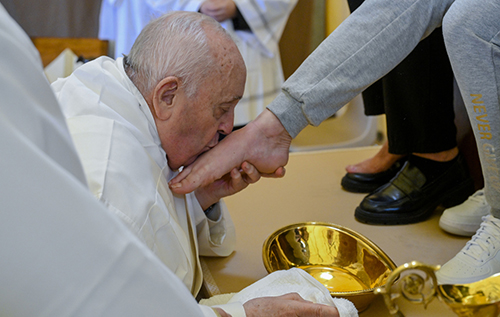 Giáo hoàng Francis rửa, hôn chân tù nhân nữ