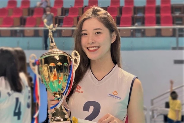 Hoa khôi bóng chuyền 19 tuổi Đặng Thu Huyền giải nghệ