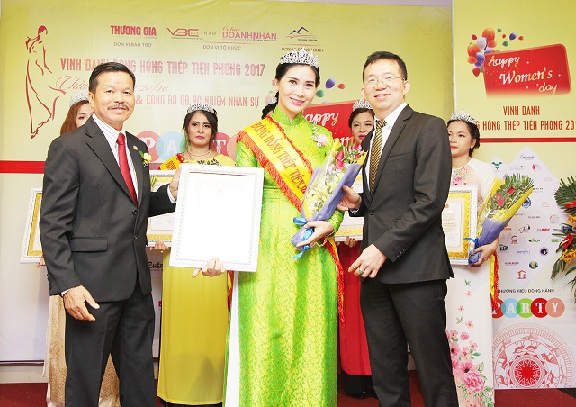 Bà Lê Thị Ngọc Oanh nhận biểu tượng Doanh nhân Tiêu biểu 2017
