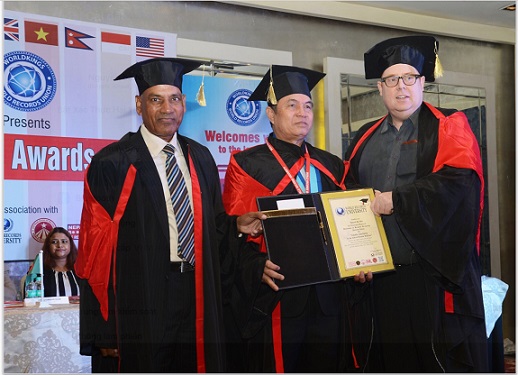Lương y Nguyễn Bá Nho nhận bằng Tiến sĩ Danh dự của trường Đại học Kỷ lục Thế giới