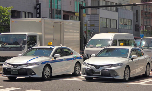 Hai chiếc Camry mang biển taxi dừng tại một điểm giao cắt ở Tokyo, tháng 6/2019. Ảnh: Vlchang