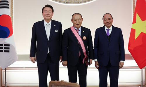 Tổng thống Yoon (trái), HLV Park và Chủ tịch nước Nguyễn Xuân Phúc trong lễ trao huân chương ở Seoul hôm nay. Ảnh: News1.