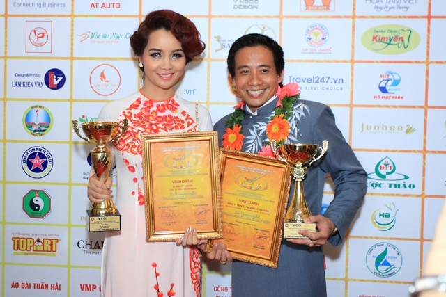 Công ty TNHH SX TM Quốc tế Halivina nhận cup ‘’Thương Hiệu Vàng Đất Việt 2015’’