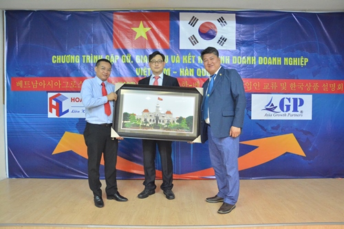 Ông Nguyễn Ngọc Luận tặng bức tranh cho đại diện ASEA GROWTH PARTNER