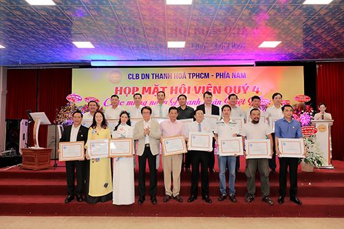 Ông Trần Việt Anh – PCT Hiệp Hội DN TPHCM đại diện trao tặng giấy khen cho các thành viên Ban chấp hành CLB HTBC có nhiều đóng góp tích cực trong hoạt động CLB