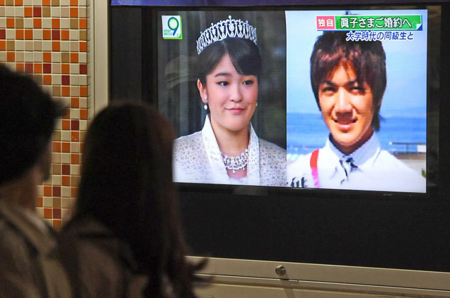 Truyền thông Nhật Bản đưa tin về lễ đính hôn của Công chúa Mako và bạn trai Komuro (Ảnh: Kyodo)