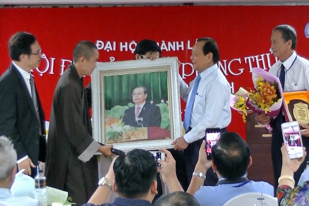 Thầy Nhuận Tâm tặng ảnh kỷ niệm cho nguyên Bí thư thành Ủy Lê Thanh Hải