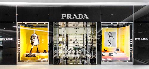 Thương hiệu Prada mang đến thiết kế kết hợp hài hoà giữa các ý tưởng nghệ thuật đương đại. Ảnh: Centralembassy.