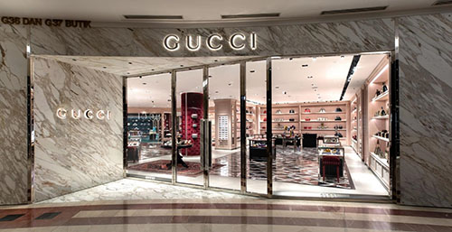 Trường phái nghệ thuật đậm chất Italy được Gucci thể hiện qua các sản phẩm thời trang độc đáo như túi, giày, quần, áo, nón, dù... Ảnh: Harpersbazaar.