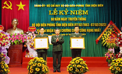 Đại úy Vũ Văn Cường (phải) tại Lễ tuyên dương Gương mặt trẻ tiêu biểu năm 2023, do Bộ Tư lệnh Bộ đội Biên phòng tổ chức tại Bắc Giang (Ảnh: NVCC)