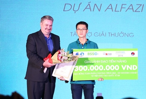 Phan Thành Đạt nhận học bổng “Lãnh đạo tài năng” trị giá 300 triệu đồng tại Ngày hội khởi nghiệp 2016.