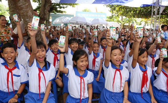 Quỹ sữa ''Vươn cao Việt Nam'' đã tổ chức buổi lễ trao tặng sữa cho trẻ em tỉnh An Giang