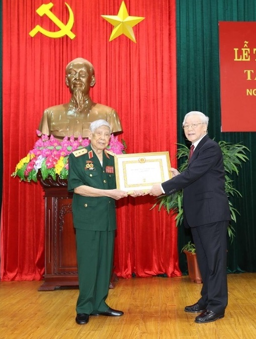 Nguyên Tổng Bí thư Lê Khả Phiêu nhận Huy hiệu 70 năm tuổi Đảng do Tổng Bí thư, Chủ tịch nước Nguyễn Phú Trọng trao tặng cuối tháng 8/2019.