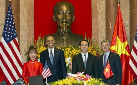 Bà Nguyễn Thị Phương Thảo, Tổng giám đốc Vietjet (ngoài cùng bên trái), trong lễ ký kết hợp đồng mua 100 máy bay Boeing, với sự chứng kiến của Chủ tịch nước Trần Đại Quang và Tổng thống Mỹ Barack Obama.