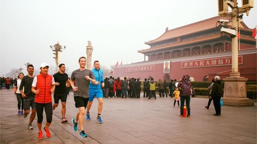 Mark Zuckerberg vừa tới thăm Trung Quốc và chạy bộ trên quảng trường Thiên An Môn, đánh dấu dặm thứ 100 trong hành trình chạy 365 dặm năm 2016.