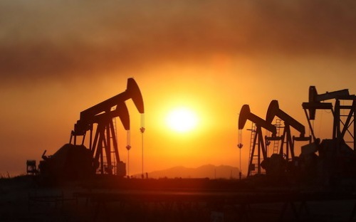 Giá dầu sụt giảm tới 5% vì lo thừa cung