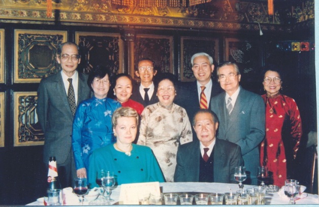 Nhiều nhân sĩ trí thức Việt Kiều cũng hay đến thăm Cựu hoàng. Ông bà học giả Thái Văn Kiểm - tác giả sách “Cố đô Huế” (bìa trai) “cố vấn” cho Cựu hoàng nhiều thông tin lịch sử về triều Nguyễn.