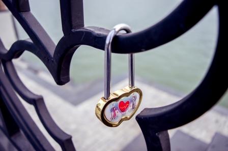 Cắt khóa tình yêu trên cầu đi bộ duy nhất ở miền Tây