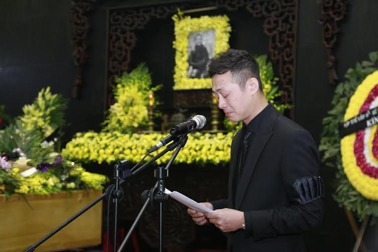 Gương mặt mếu máo của MC Anh Tuấn trong đám tang Trần Lập