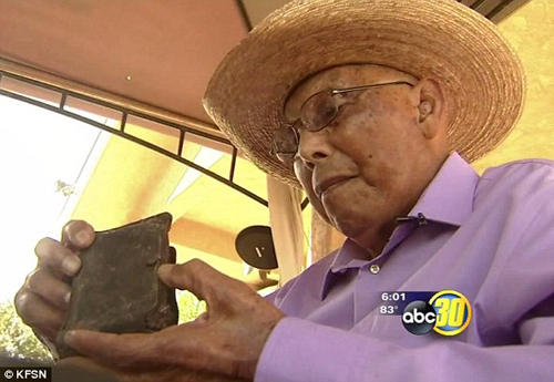 Cựu binh Thế chiến II tìm lại được chiếc ví thất lạc sau 70 năm