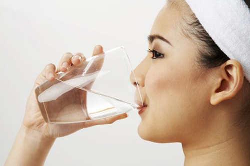 6 lợi ích của việc uống nước vào buổi sáng