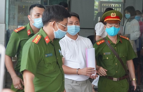 Giám đốc Đỗ Sơn Tùng (áo trắng) bị bắt vào tháng 8.2020