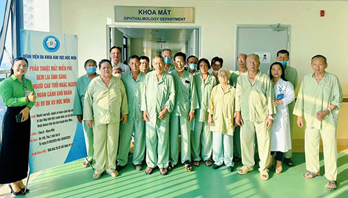 Bệnh viện Đa khoa Khu vực Hóc Môn mổ mắt miễn phí cho 20 trường hợp