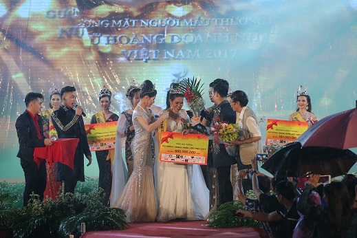 Bùi Hồng Hà thí sinh gốc Hà Tĩnh đăng quang Nữ Hoàng Doanh Nhân Việt Nam 2017 