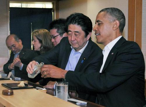 Thủ tướng Nhật Bản Shinzo Abe và Tổng thống Mỹ Obama uống sake bàn quốc sự