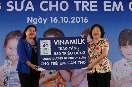 Bà Mai Kiều Liên – Tổng Giám Đốc Vinamilk trao tặng bảng tượng trưng 550 triệu tương đương 87.000 ly sữa của Quỹ Sữa Vươn Cao Việt Nam cho học sinh nghèo TP.Cần Thơ 