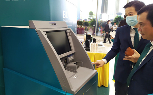Rút tiền mặt tại máy ATM bằng căn cước công dân gắn chip