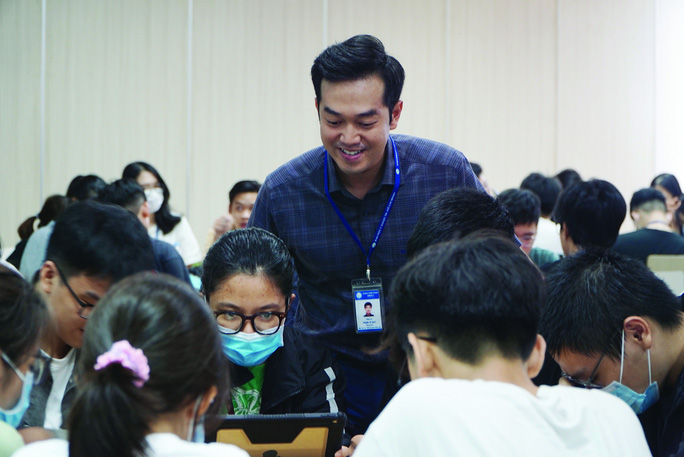 TS-BS Phạm Lê Duy hướng dẫn sinh viên trong một tiết học
