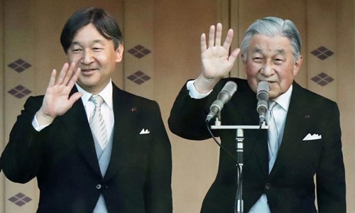 Nhật hoàng Akihito và Thái tử Naruhito trong bài phát biểu mừng năm mới tại Tokyo hồi tháng một. Ảnh: AFP.