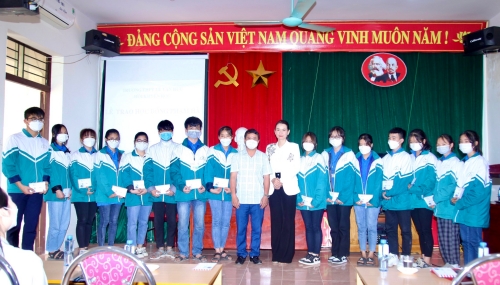 Ra mắt quỹ học bổng Phạm Hà dành cho học sinh nghèo vượt khó