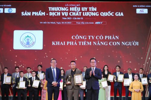 Công ty Cổ phẩn khai phá tiềm năng con người nhận văn bằng chứng nhận và cúp vàng “Sản phẩm, dịch vụ chất lượng hàng đầu Việt Nam năm 2023”