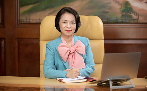 Bà Phạm Thu Hương tốt nghiệp Đại học Tổng hợp Quốc gia Kiev (Ukraina) với bằng Thạc sĩ Luật quốc tế.