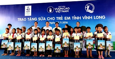 Vinamilk và Quỹ sữa “Vươn cao Việt Nam” tiếp tục trao tặng sữa cho trẻ em tỉnh Vĩnh Long