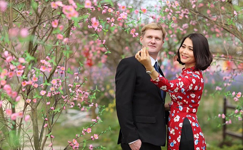 Vợ Việt lấy chồng Tây, đang sống hạnh phúc thì chồng biến thành phụ nữ