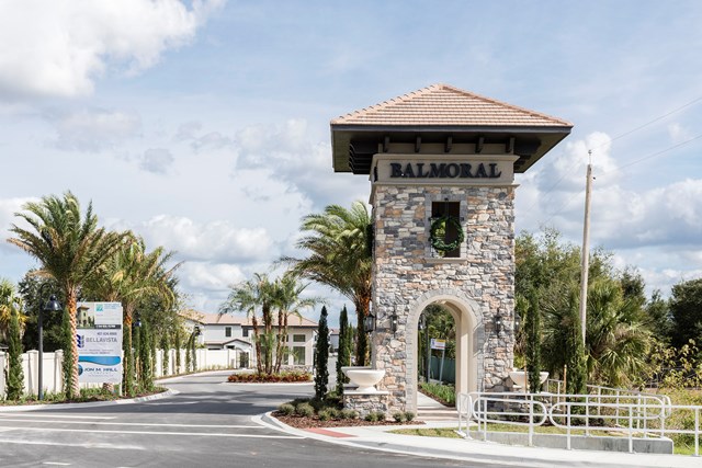 Balmoral nằm gần trung tâm của thành phố Orlando, tiểu bang Florida thuộc bờ Đông, là thành phố du lịch hàng đầu nước Mỹ, cách các địa điểm du lịch nổi tiểng chỉ vài phút lái xe: