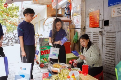 Nhân viên MB hướng dẫn tiểu thương chợ Hôm chuyển đổi số.