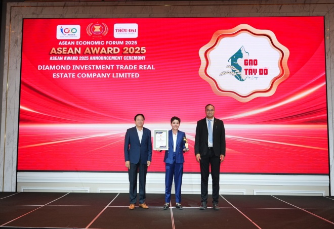 Đại diện Gạo Tây Đô Kim Cương nhận giải thưởng tại Diễn đàn Kinh tế ASEAN 2025