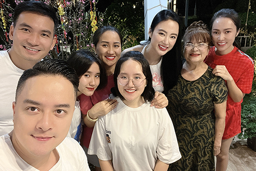 Angela Phương Trinh bên các thành viên trong gia đình Cao Thái Sơn