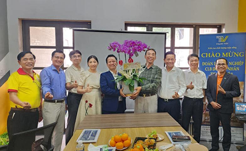 Ông Trần Văn Mười, Phó chủ tịch thường trực HTBC tặng hoa cho ông Lê Văn Đồng, giám đốc Công ty Cổ phần Đầu tư Thương mại và Xuất nhập khẩu Thanh Việt
