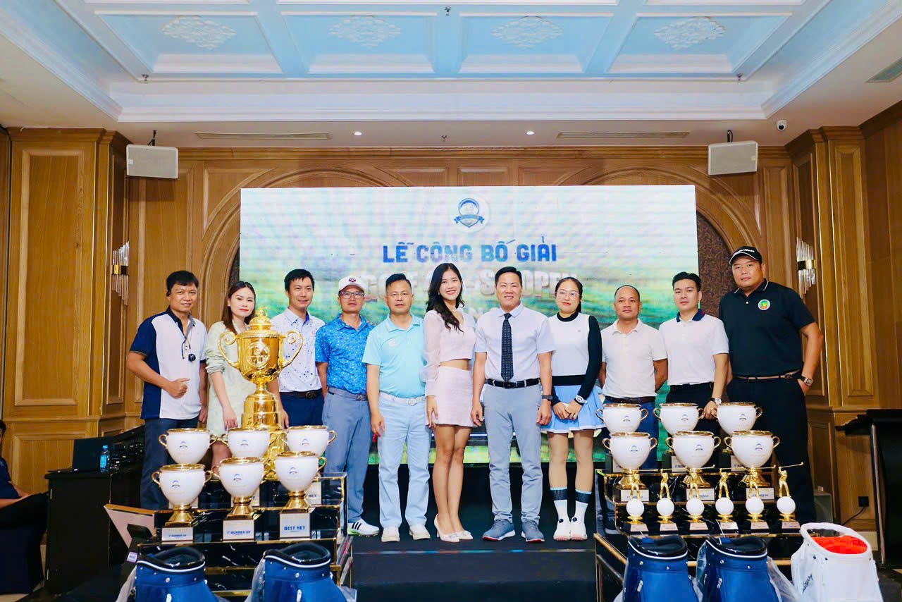 Ban tổ chức Giải Golf 4.0 - SG OPEN lần 2-2024 chụp hình lưu niệm