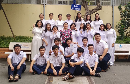 Triều Anh (hàng sau cùng, thứ hai từ trái sang) cùng bạn bè và giáo viên lớp 12 Sinh, trường Phổ thông Năng khiếu, Đại học Quốc gia TP HCM. Ảnh: Nhân vật cung cấp