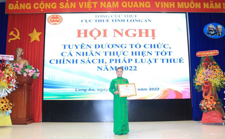 Bà Trần Thị Huấn - Phó TGĐ Công ty TNHH Nhôm Nam Sung  nhận Bằng khen của Cục thuế Long An.
