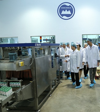 Chủ tịch Quốc hội Nguyễn Thị Kim Ngân và các đại biểu tham quan khu vực đóng gói của sản phẩm sữa nước tại Nhà máy Angkor