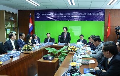 Bà Nguyễn Thị Kim Ngân- Uỷ Viên Bộ Chính trị, Chủ tịch Quốc hội Việt Nam nhận xét về tình hình hoạt động sản xuất của nhà máy sữa Angkor sau phần trình bày của lãnh đạo nhà máy